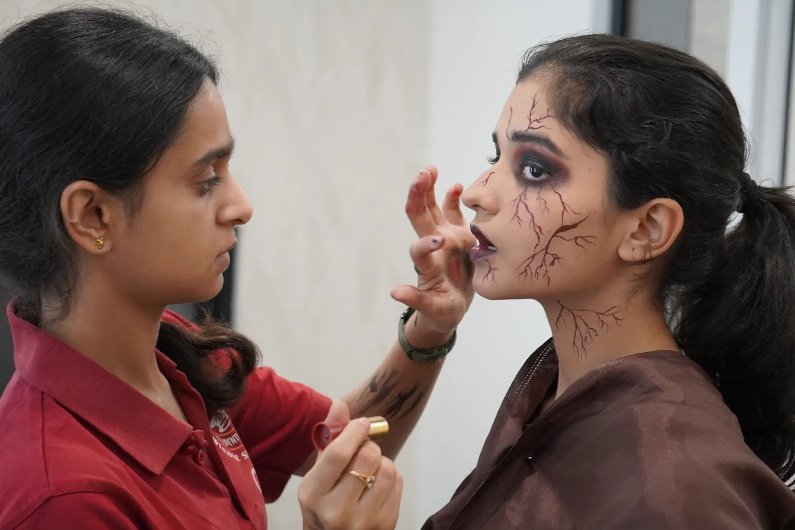 A Vyasa student applying stage make-up for Ivysherin